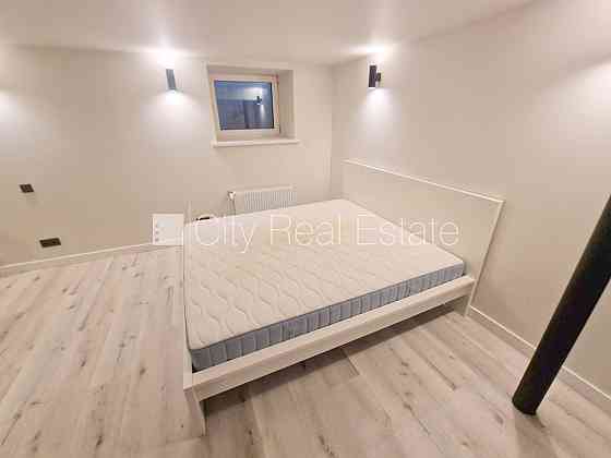 Фасадный дом, реновированный дом, закрытый двор, вход с улицы, полуподвал, Rīga