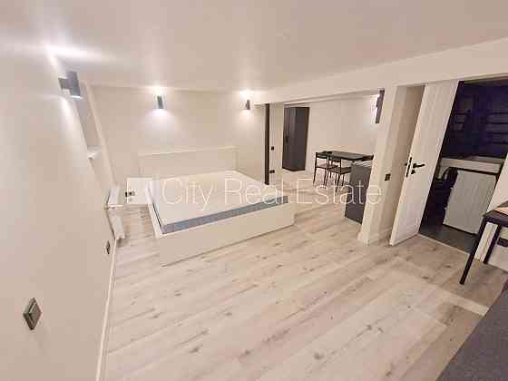 Фасадный дом, реновированный дом, закрытый двор, вход с улицы, полуподвал, Rīga