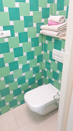 Fasādes māja, renovēta māja, ieeja no ielas, ir lifts, kāpņu telpa pēc kosmētiskā remonta, Rīga - foto 12