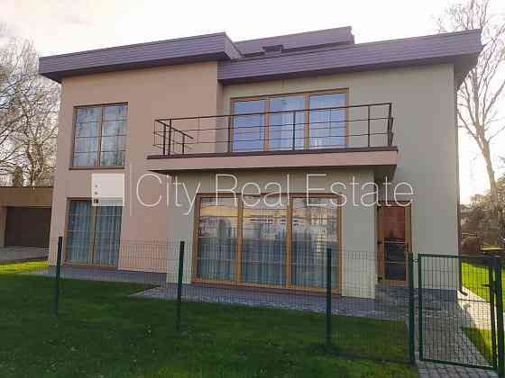 Частный дом, благоустроенный озеленённый двор, территория обнесена железным Rīga