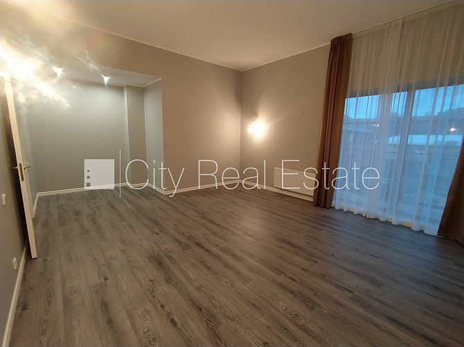 Privātmāja, labiekārtots apzaļumots pagalms, iežogota teritorija ar metāla sētu, garāža Rīga - foto 13