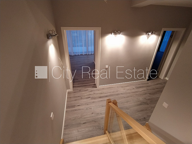 Privātmāja, labiekārtots apzaļumots pagalms, iežogota teritorija ar metāla sētu, garāža Rīga - foto 8