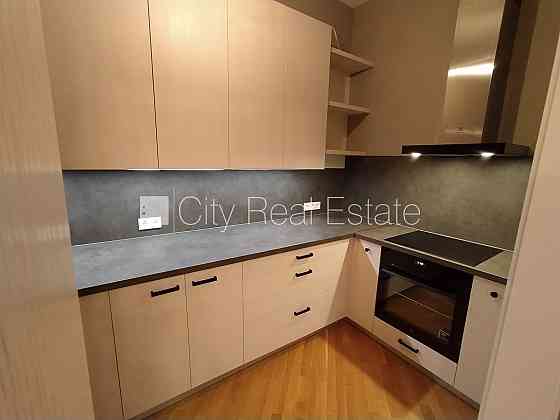 Земля в собственности, фасадный дом, реновированный дом, поменянное покрытие Рига