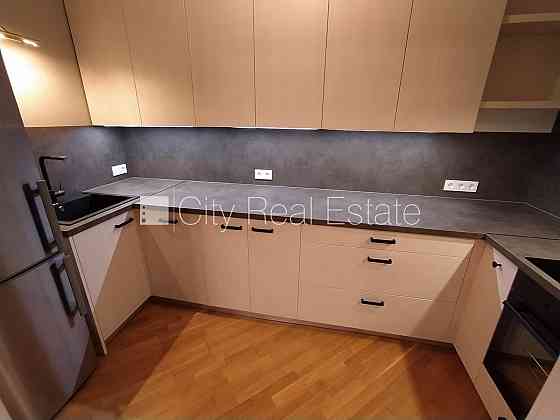 Земля в собственности, фасадный дом, реновированный дом, поменянное покрытие Рига