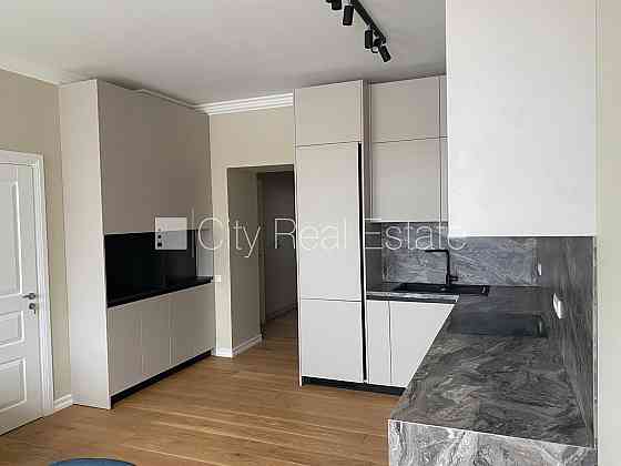 Фасадный дом, закрытый двор, место для машины, вход с улицы, окна выходят во двор, Rīga