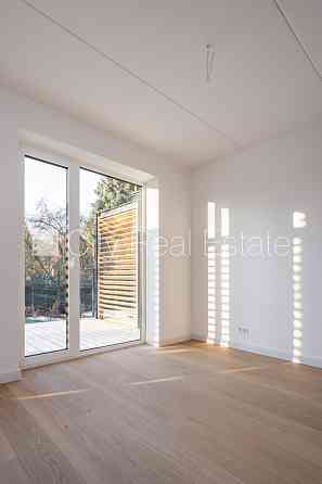 Рядный дом, благоустроенная озеленённая территория, закрытая территория, место Rīga