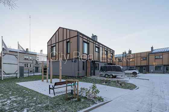 Рядный дом, благоустроенная озеленённая территория, закрытая территория, место Rīga