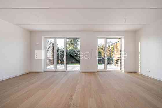 Рядный дом, благоустроенная озеленённая территория, закрытая территория, место Rīga