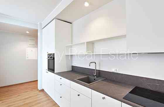 Новостройка, благоустроенный озеленённый двор, гараж на одну машину, лифт, Rīga