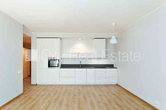 Новостройка, благоустроенный озеленённый двор, гараж на одну машину, лифт, Rīga