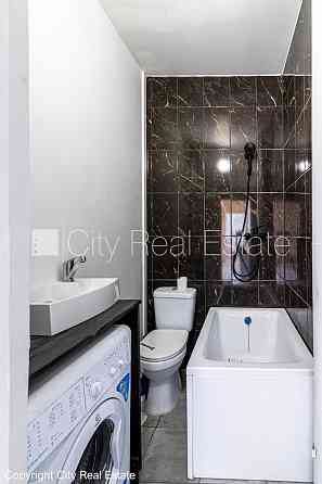 Фасадный дом, реновированный дом, подъездная дорога покрыта брущаткoй, одна Rīga