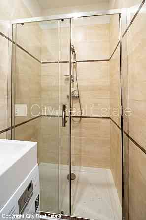 Новостройка, здание во дворе, благоустроенная озеленённая территория, Рига