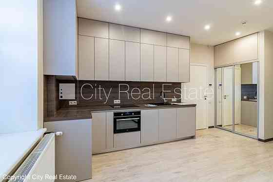 Новостройка, здание во дворе, благоустроенная озеленённая территория, Рига