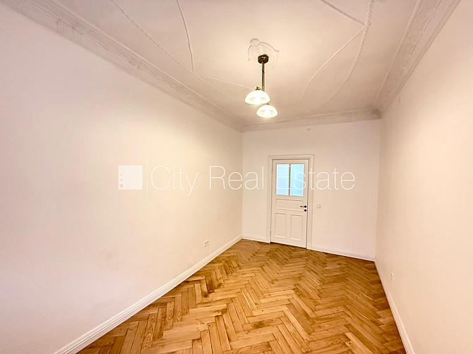 Fasādes māja, renovēta māja, slēgts pagalms, ieeja no ielas, luksuss apartamenti , logi Rīga - foto 10