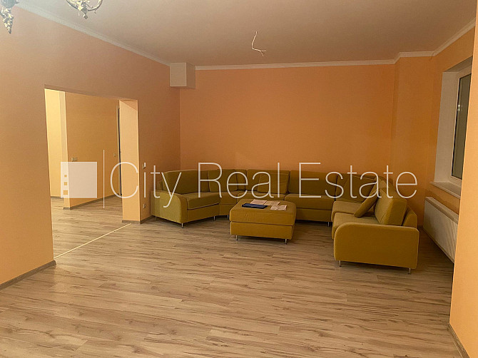 Dvīņu māja, labiekārtots apzaļumots pagalms, slēgts pagalms, iežogota teritorija ar koka Jūrmala - foto 3