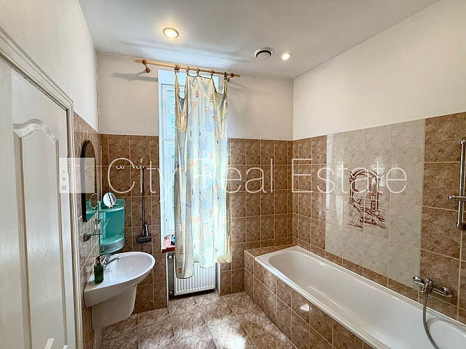 Fasādes māja, renovēta māja, ieeja no ielas, kāpņu telpa pēc kosmētiskā remonta, logi Rīga - foto 12