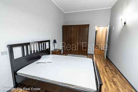 Дом во дворе, реновированный дом, апартаменты люкс, балкон, окна выходят в обе Рига