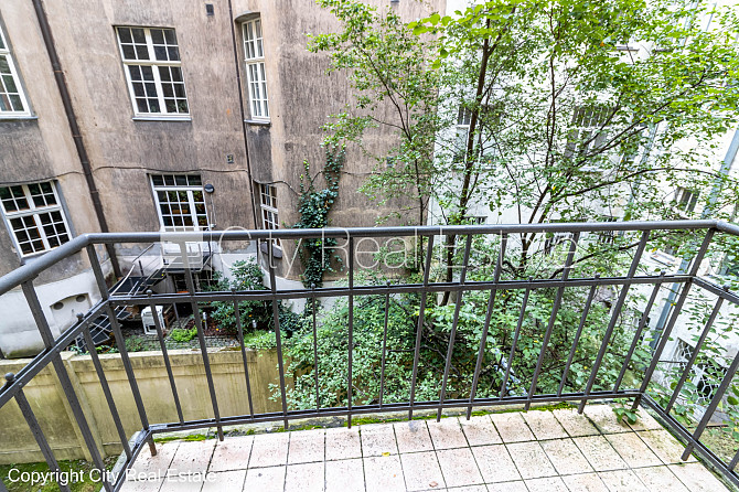 Дом во дворе, реновированный дом, апартаменты люкс, балкон, окна выходят в обе Рига - изображение 11