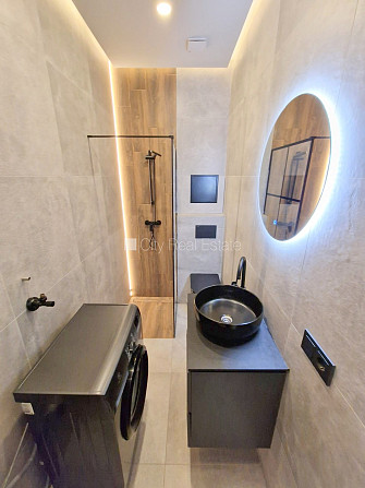 Fasādes māja, renovēta māja, slēgts pagalms, ieeja no ielas, ir lifts, kāpņu telpa pēc Rīga - foto 15