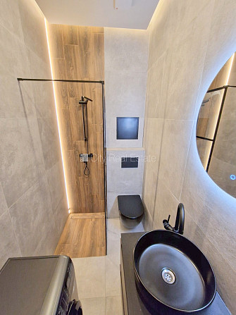 Fasādes māja, renovēta māja, slēgts pagalms, ieeja no ielas, ir lifts, kāpņu telpa pēc Rīga - foto 16