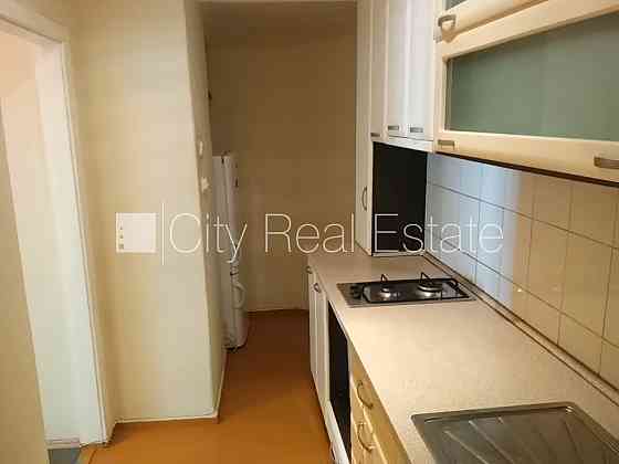 Дом во дворе, закрытый двор, вход со двора, во дворе детская игровая площадка, Rīga