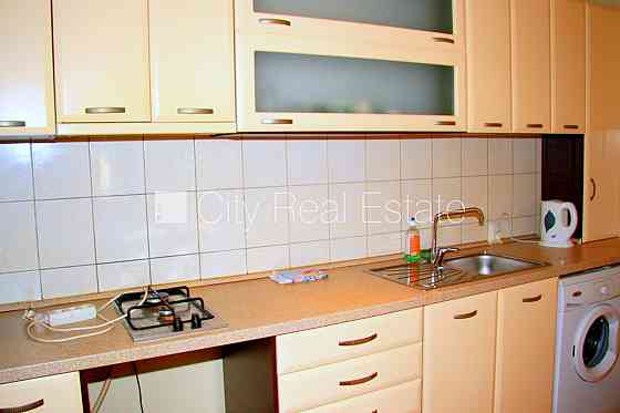 Дом во дворе, закрытый двор, вход со двора, во дворе детская игровая площадка, Rīga