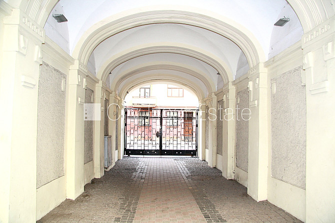 Pagalma māja, slēgts pagalms, ieeja no pagalma, pagalmā bērnu spēļu laukums, ir lifts, logi Rīga - foto 17