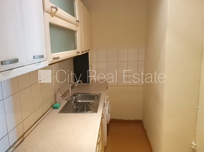 Pagalma māja, slēgts pagalms, ieeja no pagalma, pagalmā bērnu spēļu laukums, ir lifts, logi Rīga - foto 7