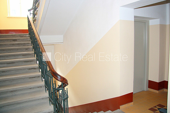 Pagalma māja, slēgts pagalms, ieeja no pagalma, pagalmā bērnu spēļu laukums, ir lifts, logi Rīga - foto 14