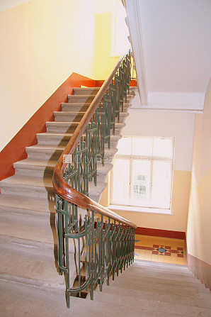 Pagalma māja, slēgts pagalms, ieeja no pagalma, pagalmā bērnu spēļu laukums, ir lifts, logi Rīga - foto 13