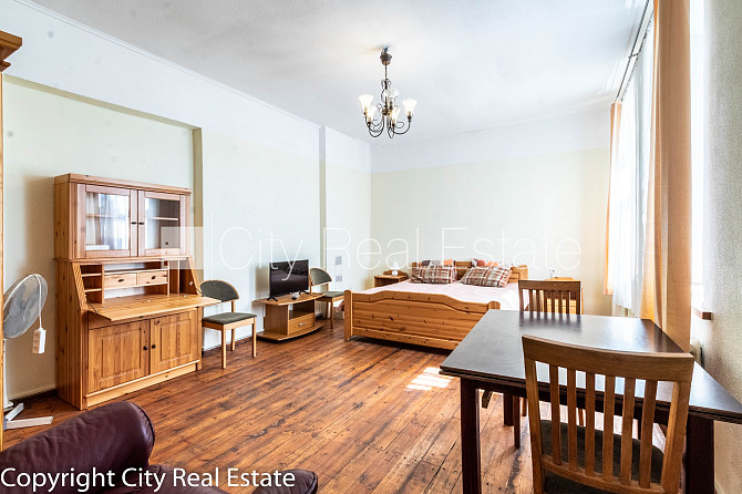 Дом во дворе, реновированный дом, закрытый двор, въездные ворота оснащены Рига - изображение 1