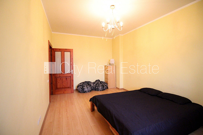 Фасадный дом, закрытый двор, гараж на одну машину, места для нескольких машин, Рига - изображение 12