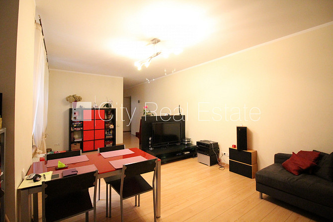 Фасадный дом, закрытый двор, гараж на одну машину, места для нескольких машин, Рига - изображение 10