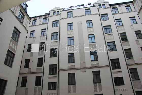 Реновированный дом, лифт, балкон, одна изолированная комната, студио, кухня Рига