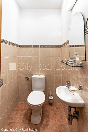 Фасадный дом, реновированный дом, закрытый двор, место для машины, вход с улицы и Рига - изображение 15