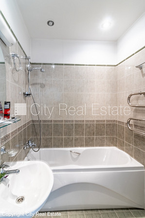 Фасадный дом, реновированный дом, закрытый двор, место для машины, вход с улицы и Рига - изображение 14