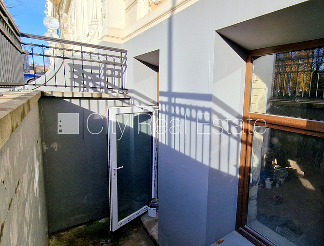 Zeme īpašumā, fasādes māja, renovēta māja, labiekārtota apzaļumota teritorija, teritorijas Rīga - foto 18