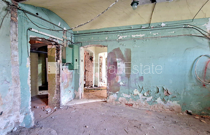 Zeme īpašumā, fasādes māja, renovēta māja, labiekārtota apzaļumota teritorija, teritorijas Rīga - foto 9