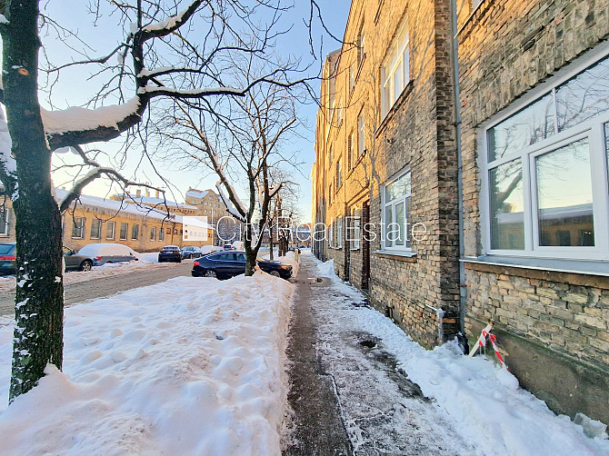 Fasādes māja, slēgts pagalms, vieta automašīnai, ieeja no ielas un pagalma, logi vērsti uz Rīga - foto 19