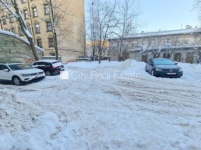Fasādes māja, slēgts pagalms, vieta automašīnai, ieeja no ielas un pagalma, logi vērsti uz Rīga - foto 15