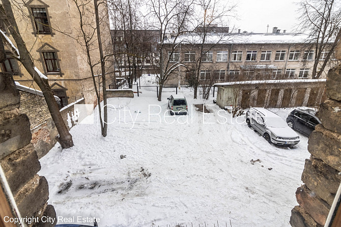Fasādes māja, slēgts pagalms, vieta automašīnai, ieeja no ielas un pagalma, logi vērsti uz Rīga - foto 12