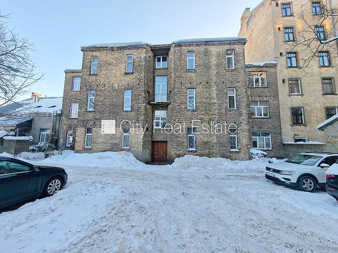 Fasādes māja, slēgts pagalms, vieta automašīnai, ieeja no ielas un pagalma, logi vērsti uz Rīga - foto 17