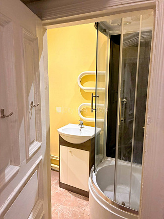 Fasādes māja, slēgts pagalms, vieta automašīnai, ieeja no ielas un pagalma, logi vērsti uz Rīga - foto 9