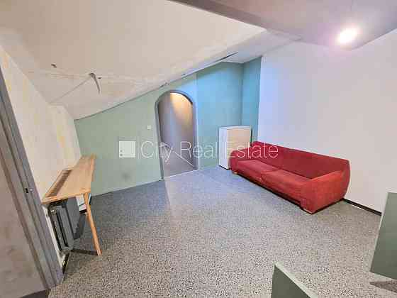 Фасадный дом, реновированный дом, территория обнесена забором, место для машины, Рига