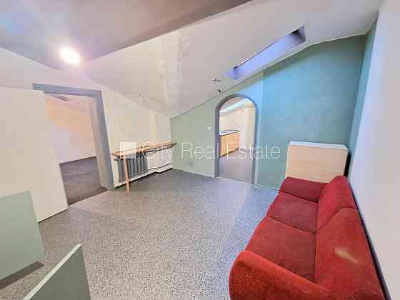 Фасадный дом, реновированный дом, территория обнесена забором, место для машины, Рига