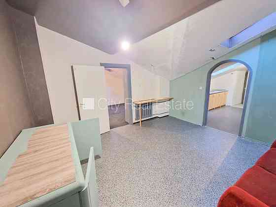 Фасадный дом, реновированный дом, территория обнесена забором, место для машины, Рига