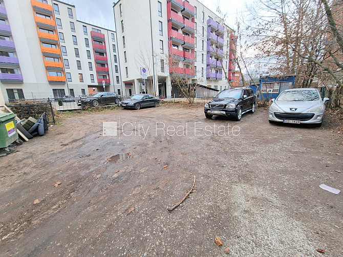 Fasādes māja, renovēta māja, iežogota teritorija, vieta automašīnai, ieeja no pagalma, Rīga - foto 20