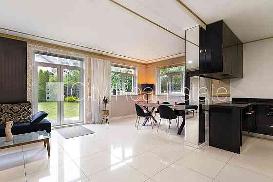 Частный дом, фасад с декоративной штукатуркой, благоустроенный озеленённый двор, Юрмала