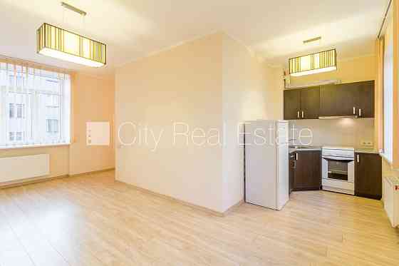 Здание во дворе, реновированный дом, благоустроенная озеленённая территория, Рига