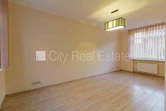 Здание во дворе, реновированный дом, благоустроенная озеленённая территория, Рига